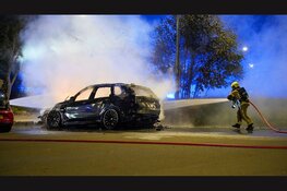 Twee auto's verwoest door nachtelijke autobrand in Zwaag