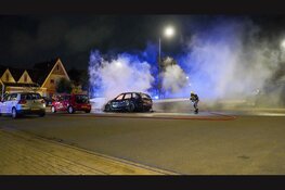 Twee auto's verwoest door nachtelijke autobrand in Zwaag