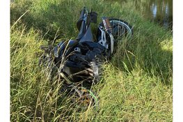 Motorrijder te water in Blokker