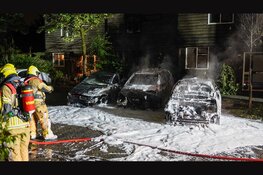Drie voertuigen in lichterlaaie in Zwaag