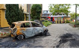 Brandweer opnieuw opgeroepen nadat uitgebrande auto begint te roken