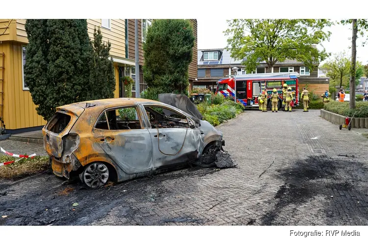 Brandweer opnieuw opgeroepen nadat uitgebrande auto begint te roken