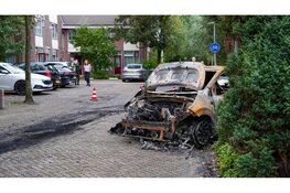 Brandweer opnieuw opgeroepen nadat uitgebrande auto begint te roken