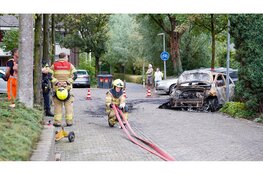 Brandweer opnieuw opgeroepen nadat uitgebrande auto begint te roken