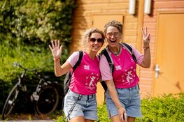 Roze slingers, zonneschijn en duizenden stappen tijdens Pink Ribbon Dam tot Dam Wandeltocht