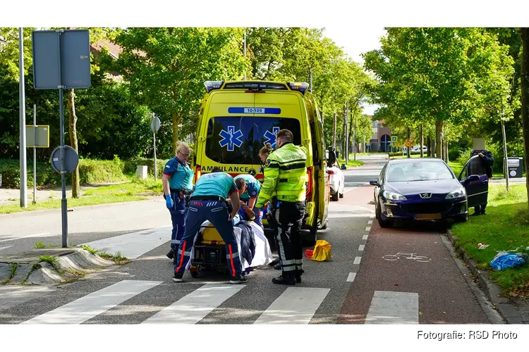 Fietser loopt beenbreuk op na aanrijding met auto in Blokker