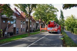 Grote brand in woning in Zwaag, bewoner via balkon ontsnapt