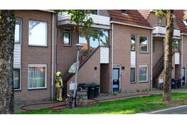 Grote brand in woning in Zwaag, bewoner via balkon ontsnapt