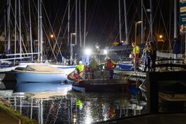 Persoon valt uit boot op Visserseiland