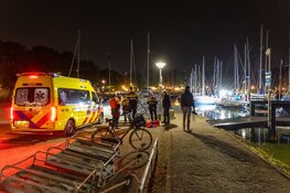 Persoon valt uit boot op Visserseiland