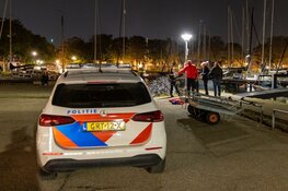 Persoon valt uit boot op Visserseiland