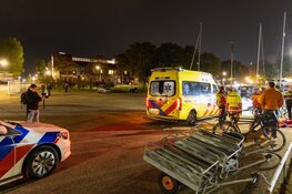 Persoon valt uit boot op Visserseiland