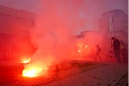 Ruim honderd demonstranten tegen komst azc voor gemeentehuis in Hoorn