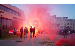 Ruim honderd demonstranten tegen komst azc voor gemeentehuis in Hoorn