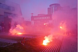 Ruim honderd demonstranten tegen komst azc voor gemeentehuis in Hoorn