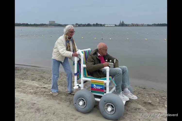 Strandrolstoel beschikbaar voor bezoekers stadsstrand Hoorn