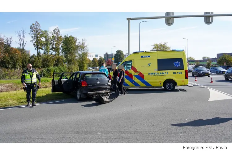 Verkeersongeval op kruising in Hoorn: moeder en kind naar ziekenhuis