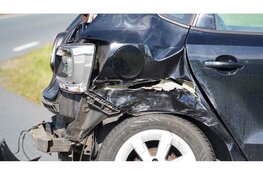 Verkeersongeval op kruising in Hoorn: moeder en kind naar ziekenhuis