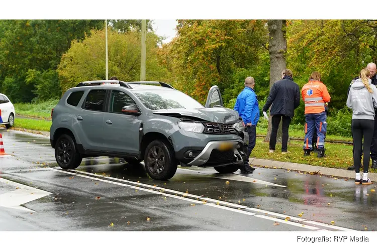 Personenauto botst achterop lesauto tijdens rijles