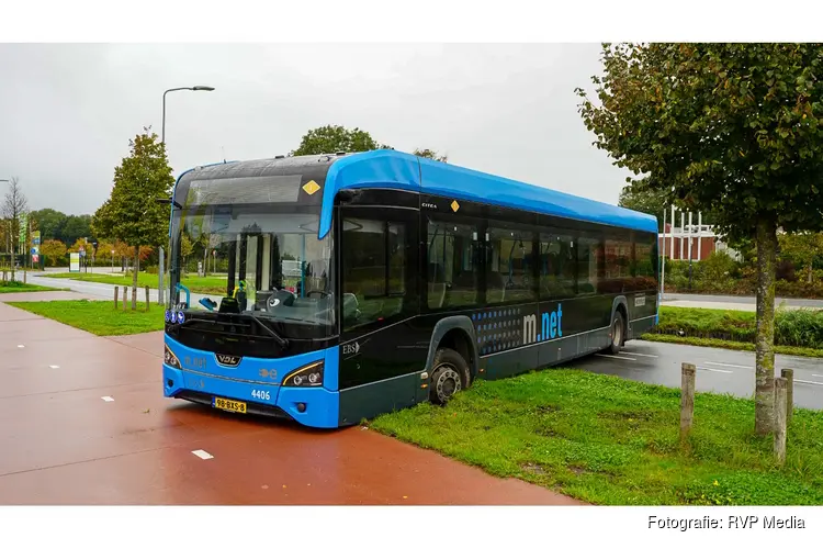 Bus probeert te keren en komt midden op weg vast te staan