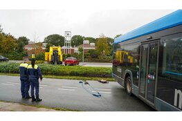 Bus probeert te keren en komt midden op weg vast te staan