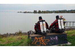 Hulpdiensten groots opgeroepen nadat meerdere kledingstukken zijn aangetroffen op dijk Markermeer