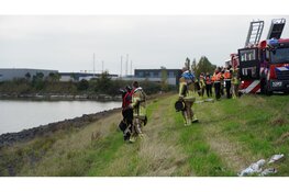 Hulpdiensten groots opgeroepen nadat meerdere kledingstukken zijn aangetroffen op dijk Markermeer