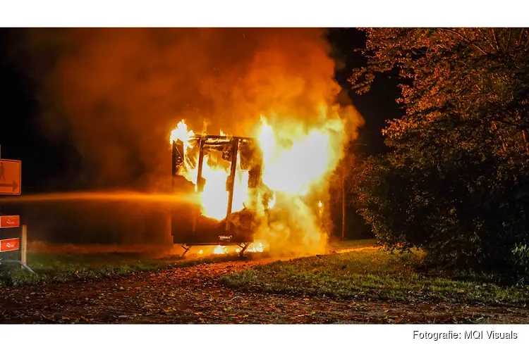 Hoge vlammen en veel schade bij meerdere brandstichtingen in Hoornse wijk