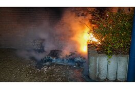Hoge vlammen en veel schade bij meerdere brandstichtingen in Hoornse wijk