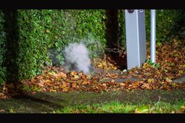 Ondergrondse stroomkabel vliegt in brand bij laadpaal