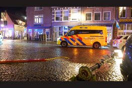 Man klimt in lantaarnpaal en raakt zwaargewond