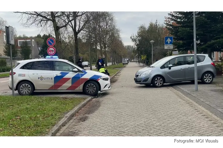 Scooterrijdster gewond door aanrijding met auto in Hoorn