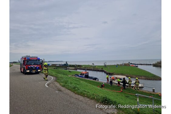 Opvarenden van lekgeslagen sloep gered bij Wijdenes