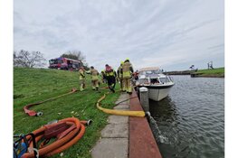 Opvarenden van lekgeslagen sloep gered bij Wijdenes