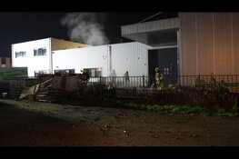 Brandweer rukt groots uit voor brand bij bedrijfspand in Zwaag