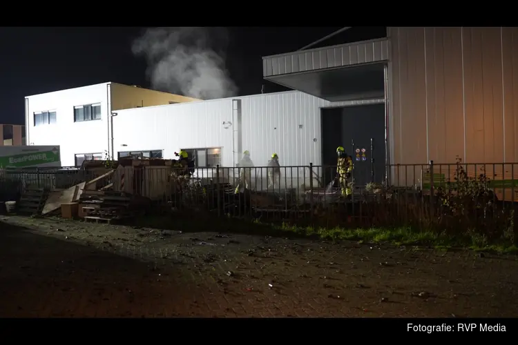 Brandweer rukt groots uit voor brand bij bedrijfspand in Zwaag