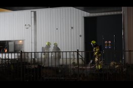 Brandweer rukt groots uit voor brand bij bedrijfspand in Zwaag