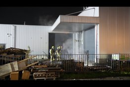 Brandweer rukt groots uit voor brand bij bedrijfspand in Zwaag