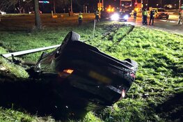 Auto op zijn kop na botsing met lantaarnpaal in Hoorn