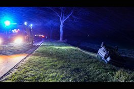 Auto vliegt over de kop op N241. Gladheid mogelijke oorzaak
