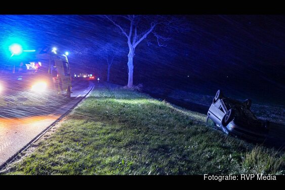 Auto vliegt over de kop op N241. Gladheid mogelijke oorzaak
