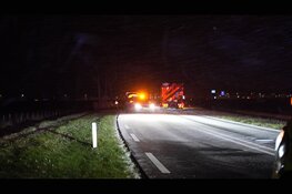Auto vliegt over de kop op N241. Gladheid mogelijke oorzaak