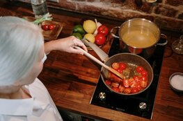 Koken in een kleine keuken in de Hoornse binnenstad