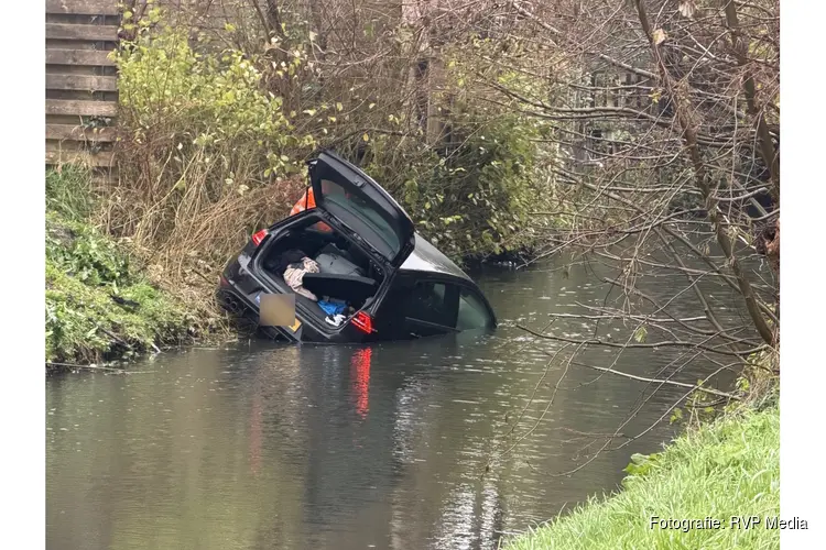 Auto rijdt in sloot in Zwaag, bestuurder aangehouden