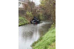 Auto rijdt in sloot in Zwaag, bestuurder aangehouden