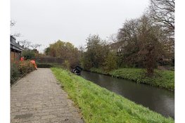 Auto rijdt in sloot in Zwaag, bestuurder aangehouden