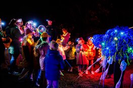 Fjoertoer Egmond laat recordaantal wandelaars griezelen met spectaculaire lichtacts