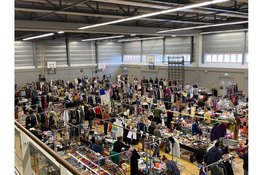 Snuisterijen, sfeer en kerstkoopjes op de Hoornse vlooienmarkt