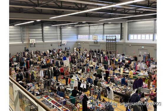 Snuisterijen, sfeer en kerstkoopjes op de Hoornse vlooienmarkt