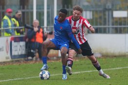 Hollandia wint met tien man van koploper